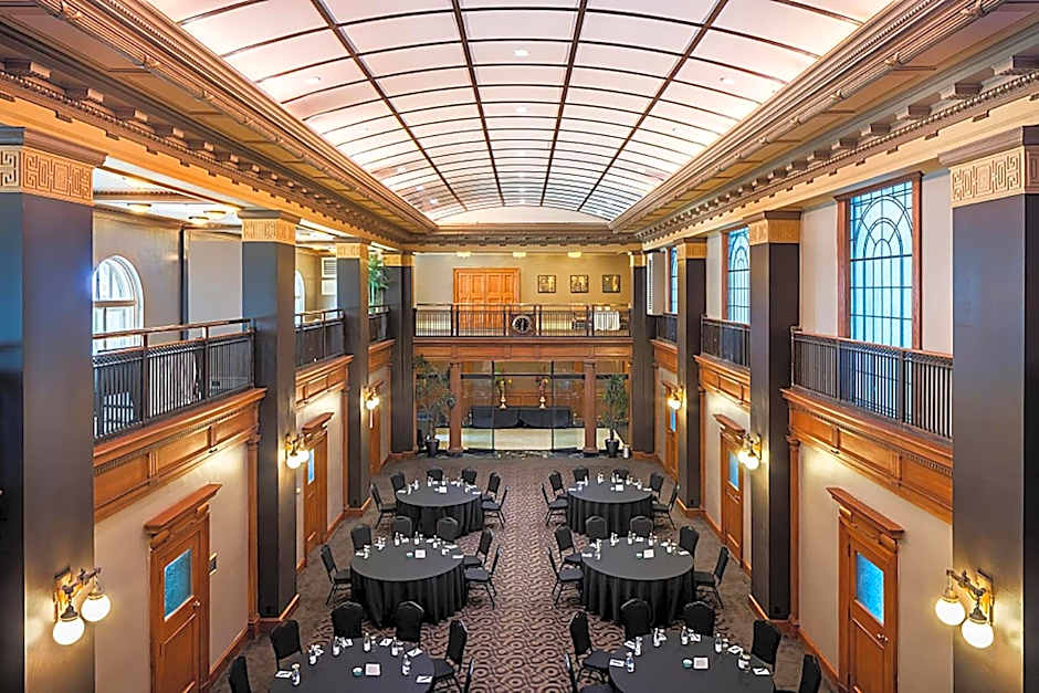 One King West Hotel And Residence