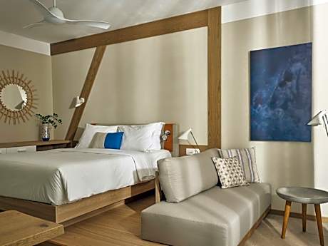 Sapphire Zen Queen Suite with Spa Bath