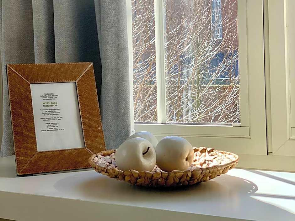 Hotel Au Nom De Dieu