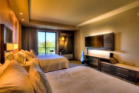 One-Bedroom Queen Suite with Two Queen Beds, River View and Sofa Bed