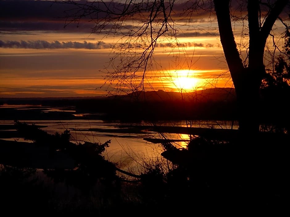 The Fraser River's Edge B&B Lodge