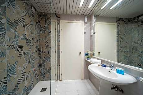 Family Room with Balcony and Sea View