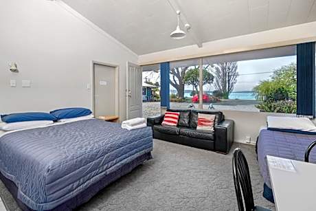 One-Bedroom Apartment with Lake View