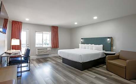 1 King Bed Non-Smoking