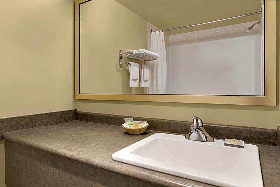 Colonial Square Inn & Suites