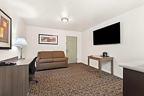SUITE-1 KING BED,NSMK,LIVNG,WORK,FLATV,SOFA,MICRFG,CONTINENTAL BREAKFAST