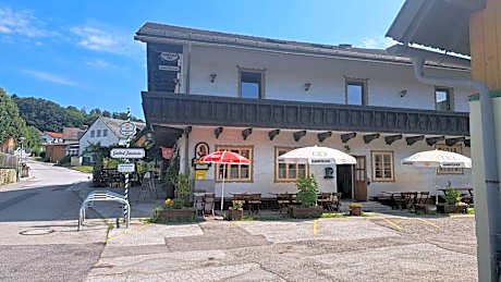 Dorfgasthof und Frühstückspension Tiefenbacher