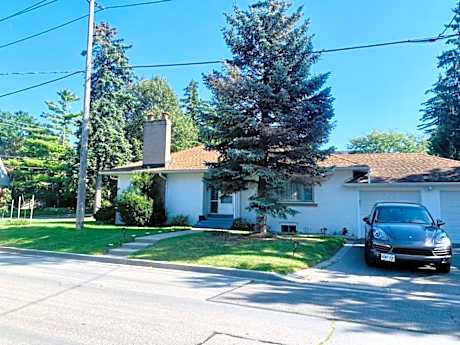Vacation house Entire floor Kids yard walk 2 subway