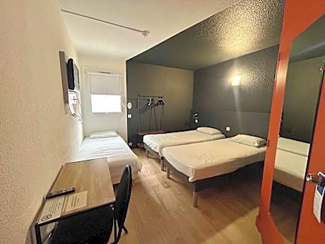 Standard Room with Three Single Bed