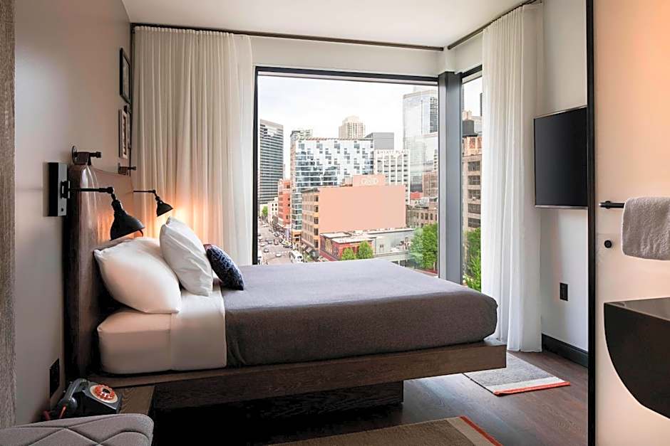 Photo 1 of 7 of 1 Queen Bed, Hearing Accessible, City View