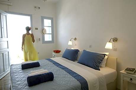 Standard Double Room with Τerrace and Caldera View