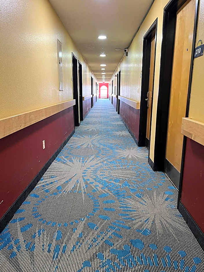 Days Inn & Suites by Wyndham Hutchinson