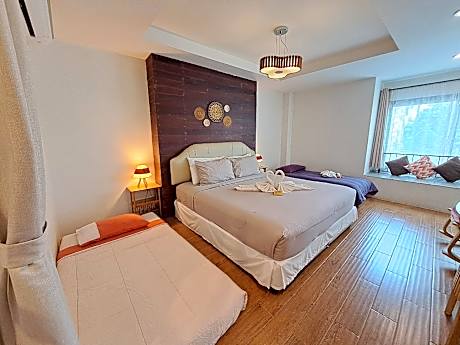 Family  Studio (2 Adutls +1 child)