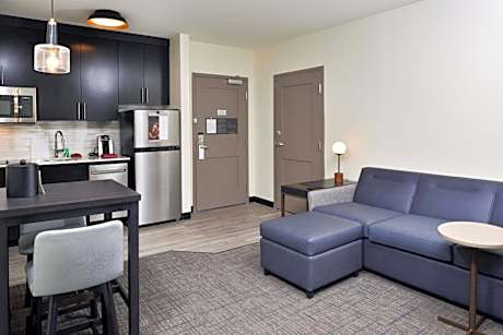 King Studio with Sofa Bed and Adapted Tub - Mobility Accessible