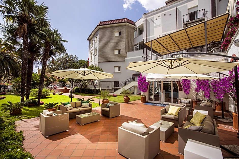 Hotel Riviera 3 Stelle con piscina estiva gratuita e garage a pagamento