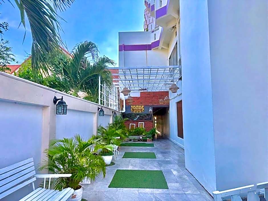 Ayothaya Riverside Hotel