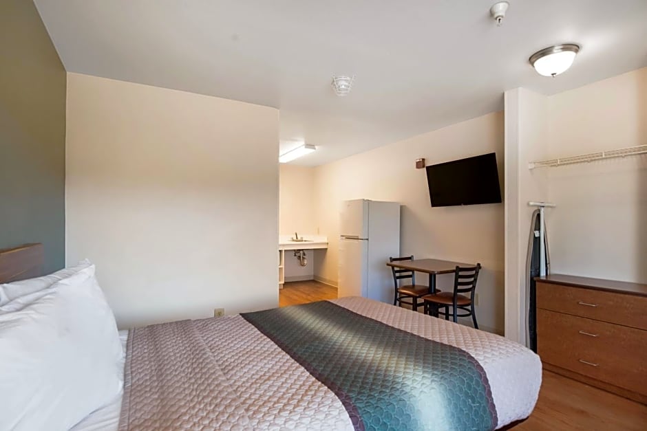 HomeTowne Studios by Red Roof Colorado Springs - Airport