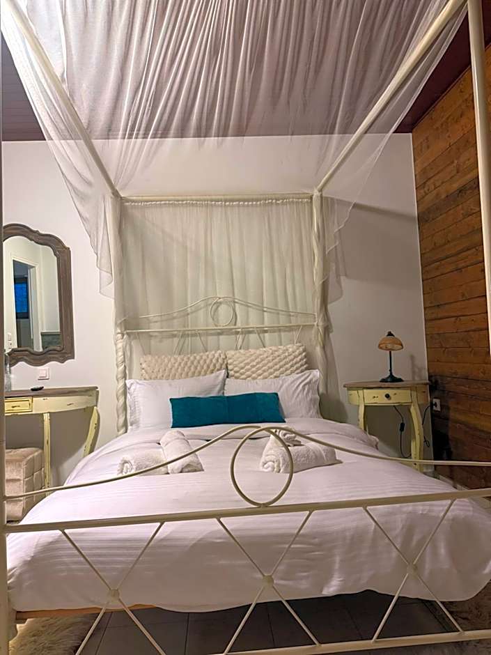 Ikojenia Traditional Lodge