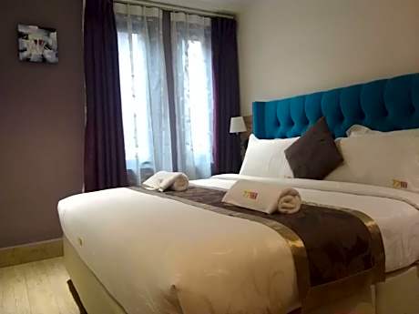 Deluxe King Room with Window