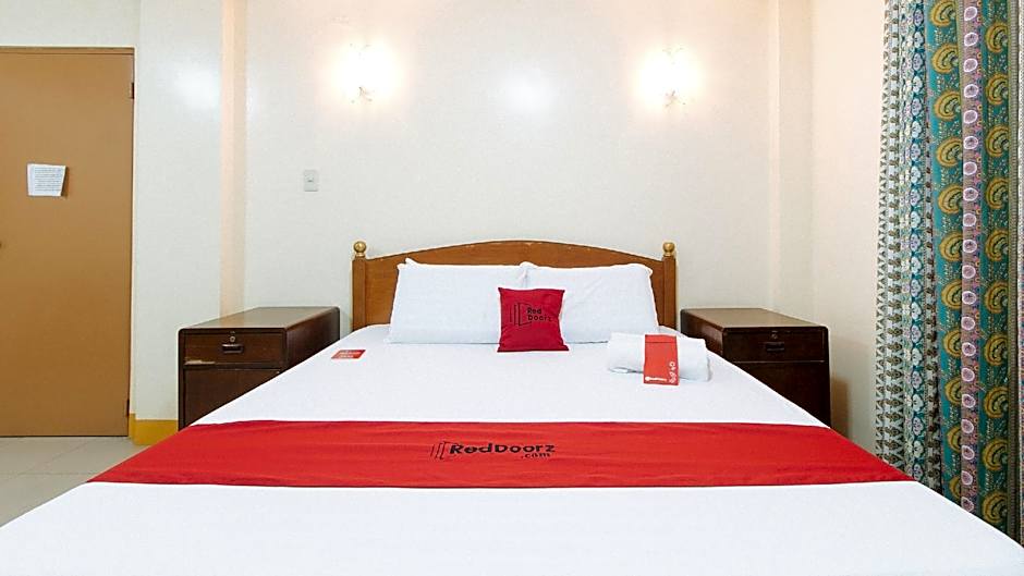 RedDoorz @ Golden Park Inn La Union