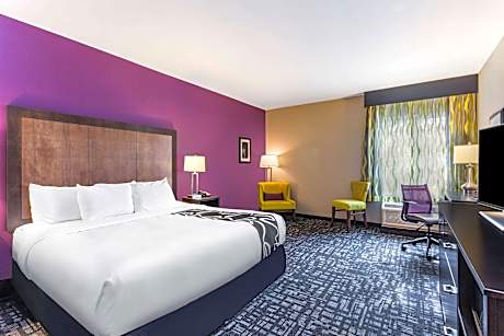 Deluxe King Room with Roll-In Shower -  Mobility Accessible/Non-Smoking