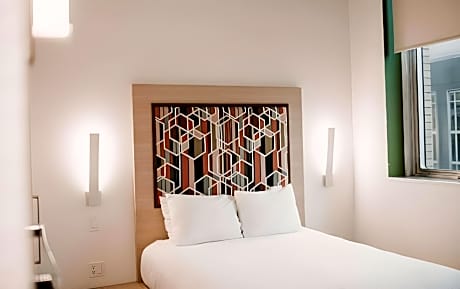 Large Queen Room - Non-smoking