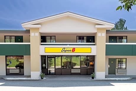 Super 8 by Wyndham White River Junction