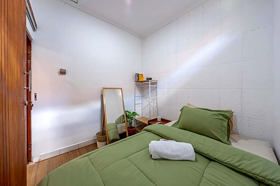 MONA NEST Canggu 2BR Tiny House with Rooftop and Cozy Workspace