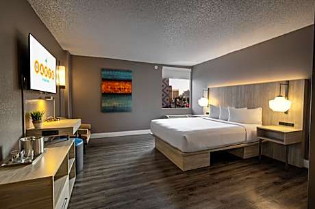 Gold Spike Queen (21 & Over)