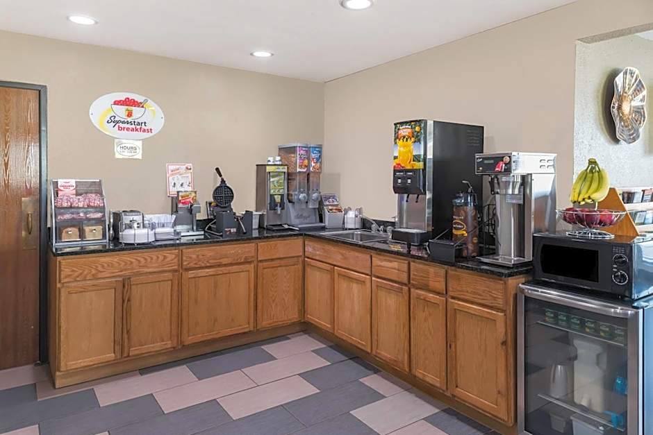 Super 8 by Wyndham Okawville