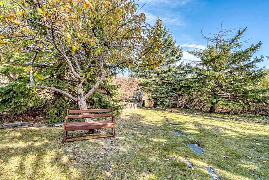 Boho Retreat w/King Bed on Bow River Pathway