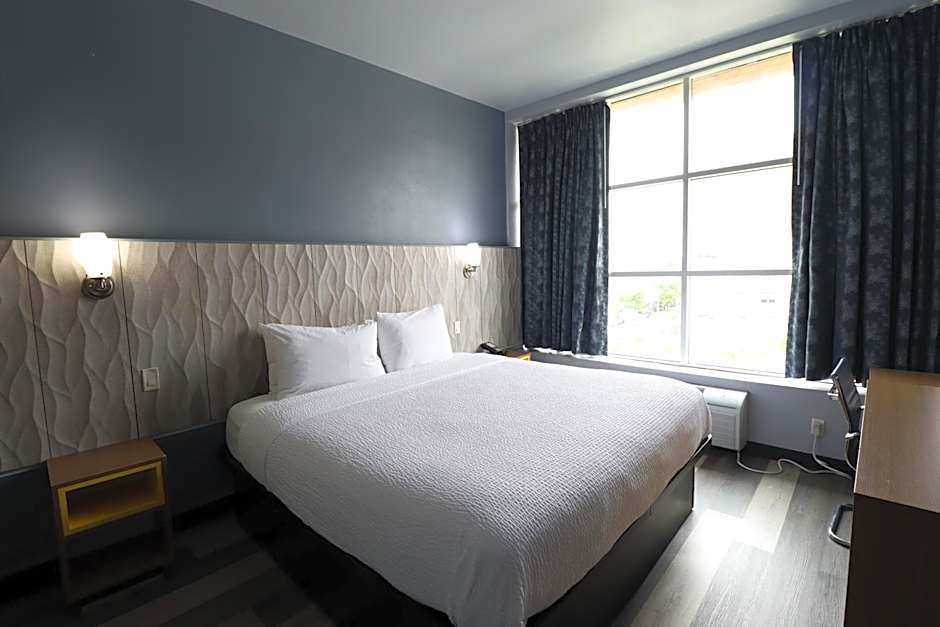 Days Inn & Suites by Wyndham Milwaukee