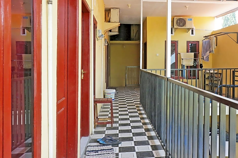 OYO Life 92925 Kost Bu Mala 2 Syariah