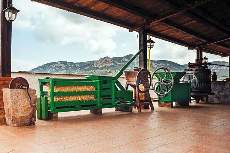 Hotel Villaggio Ristorante Pizzeria Museo TANIT