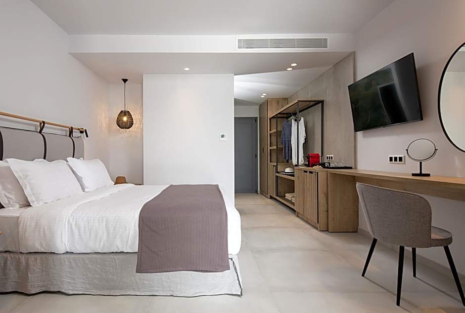 Lagomandra Luxury Suites with Private Pools