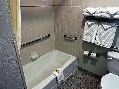 Suite King Bed Mobility Accessible Comm Assist Bathtub Larger Room Sofa Non-Smoking Full Breakfast