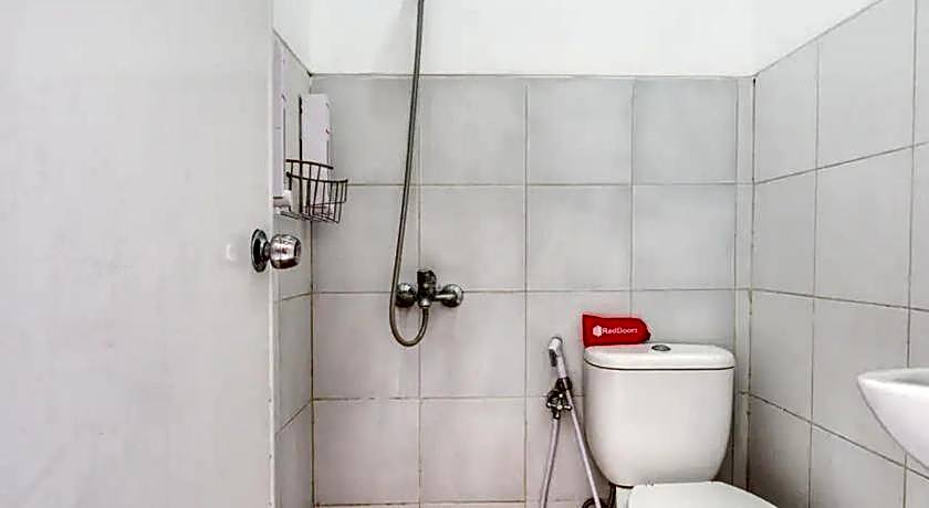 RedDoorz Plus near Galaxy Mall