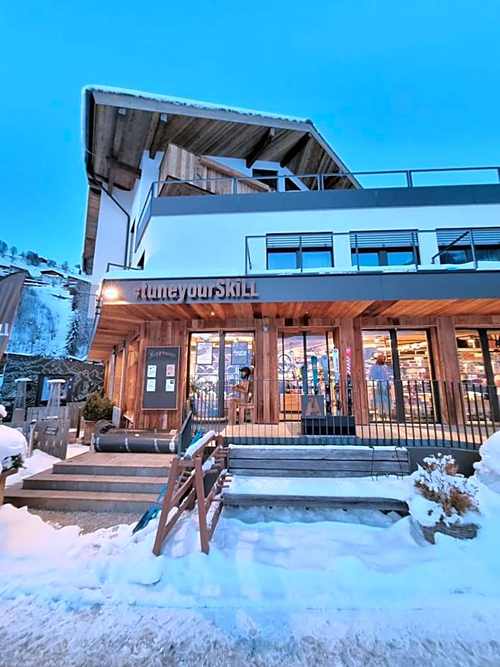 SKILL Mountain Lodge - Ski und Bike Hostel im Sommer mit JOKER CARD