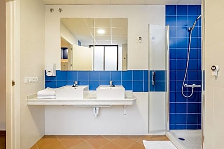 10-Bed Mixed Dormitory Room