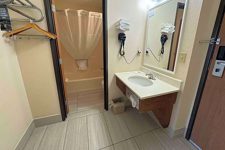 Super 8 by Wyndham Columbia Clark Lane