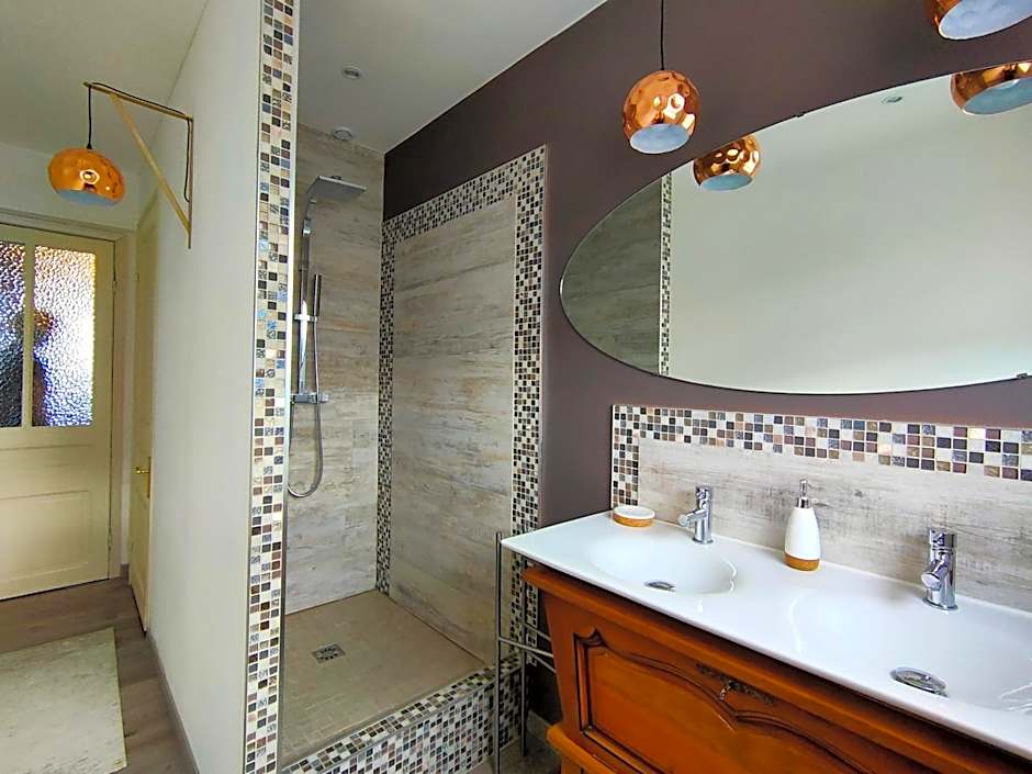 A La Villa Perroy les chambres sont spacieuses et les petit-déjeuners offerts