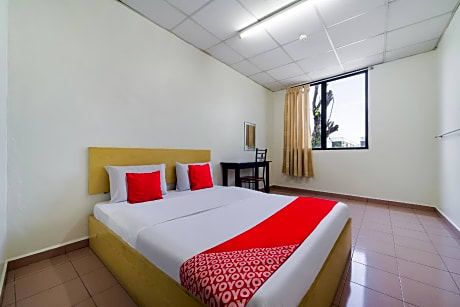 OYO 89461 CP Hotel