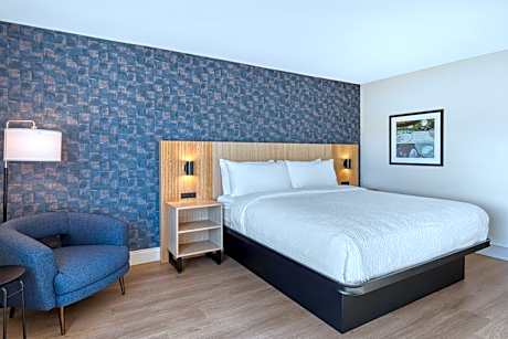 Larger King Room - Non-Smoking