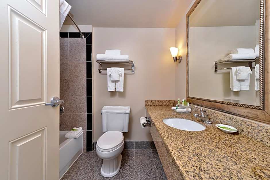 Holiday Inn Express & Suites Tacoma South - Lakewood by IHG