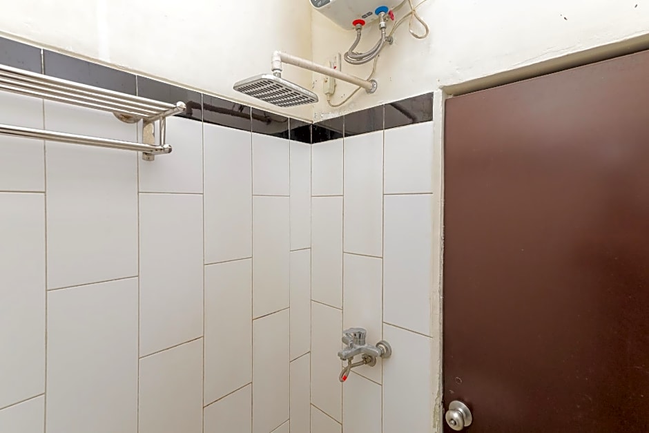 RedDoorz Syariah near Green Park Jatiwarna