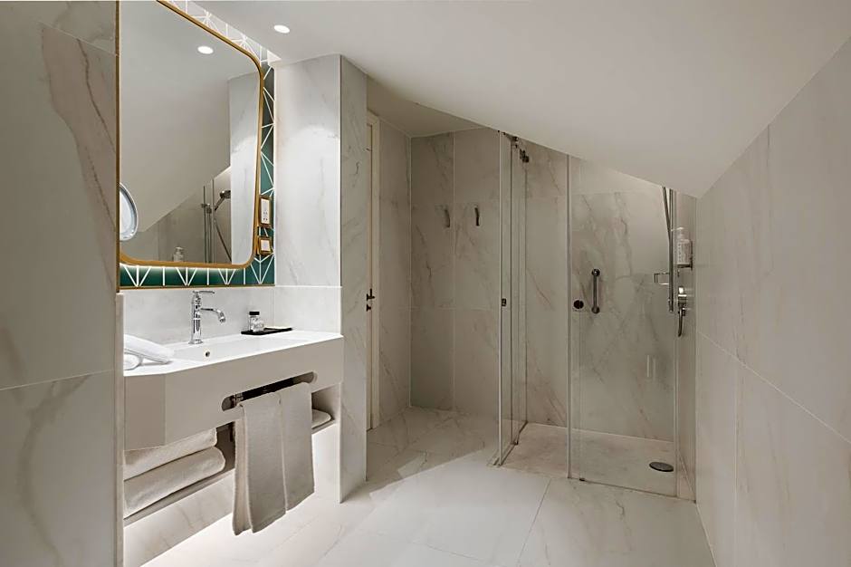 The Emerald House Lisbon, Curio Collection by Hilton