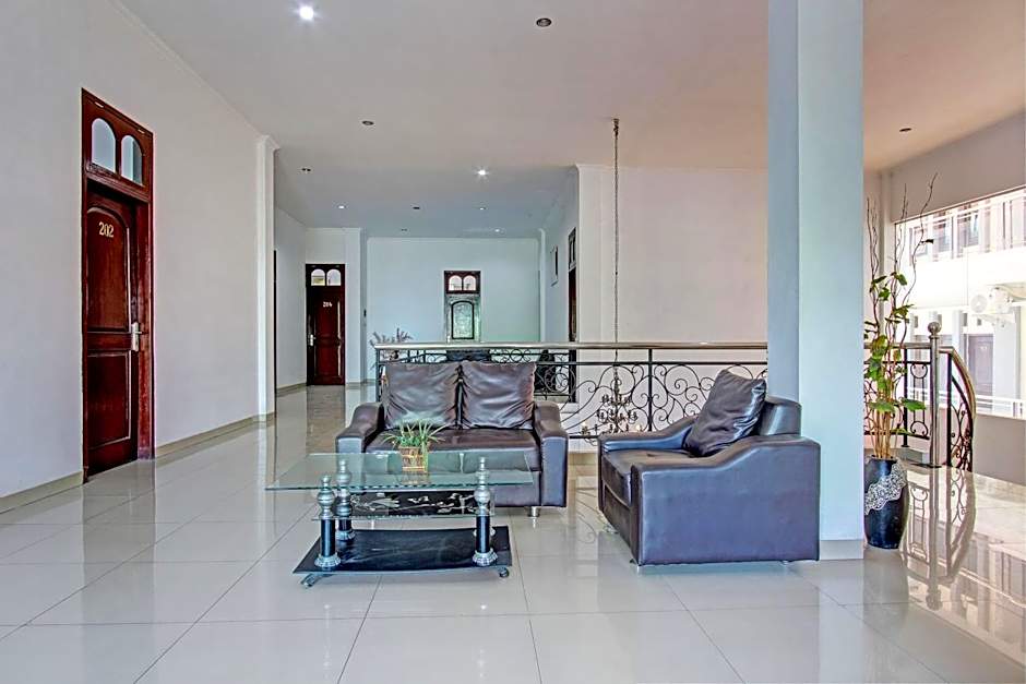 OYO 93011 Hotel Griya Lestari Pati 2