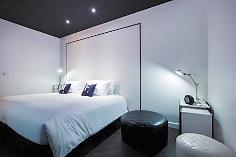 Deluxe Double bed ( No Bathtub ) + Free 24 hrs. Coworking Space