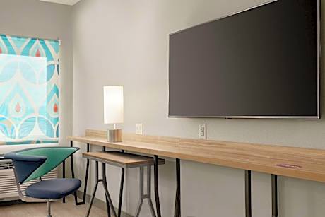 King Room with Accessible Tub - Mobility Access