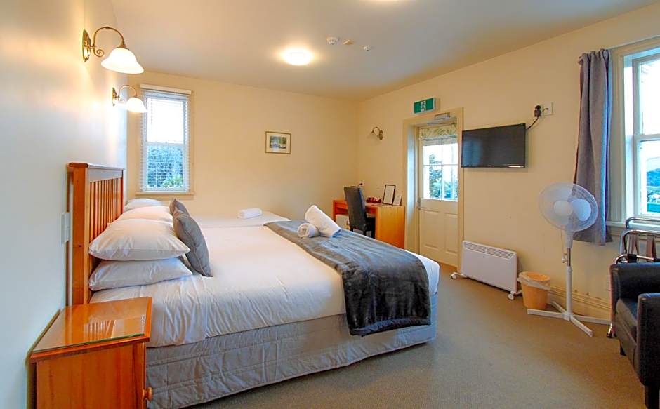 The Grand Hotel & Bar - Akaroa